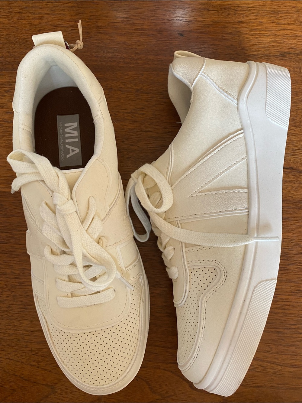 MIA NWT 6.5 Off-White Cream Lace-Up Sneakers